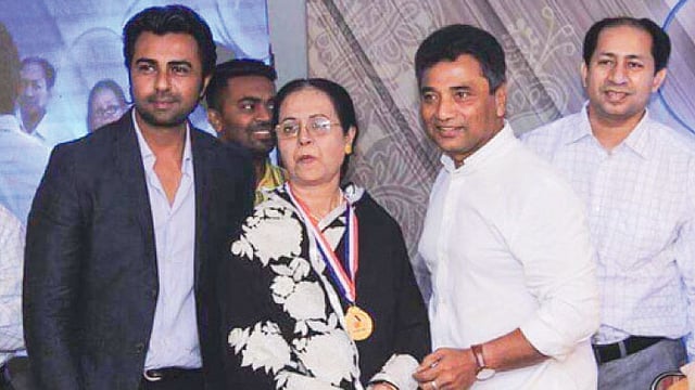 ২০১৬ সালের মা দিবসে ‘গরবিনী মা’ সম্মাননা গ্রহণ করছেন অপূর্বর মা ফিরোজা বেগম । ছবিতে (বাঁ থেকে) অপূর্ব, তাঁর মা, প্রয়াত মেয়র আনিসুল হক ও ডা. আশীষ কুমার চক্রবর্তী। ছবি: সংগৃহীত