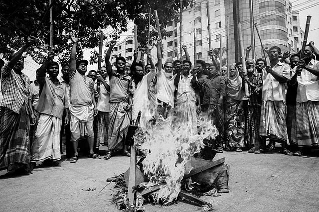 সড়কের একাংশে আগুন জ্বালিয়ে বিক্ষোভ।