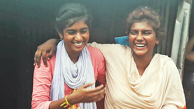 এসএসসি পাস করা দুই শিক্ষার্থী প্রিয়া বাশফোর (বাঁয়ে) ও পায়েল বাশফোর