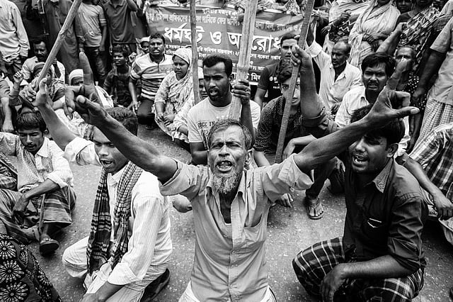 স্লোগান দিচ্ছেন এক পাটকলশ্রমিক।