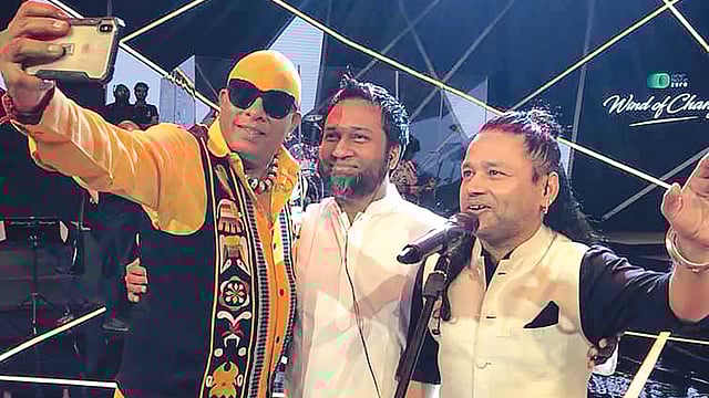 শিবামানির সেলফিতে কৌশিক হোসেন তাপস ও কৈলাস খের