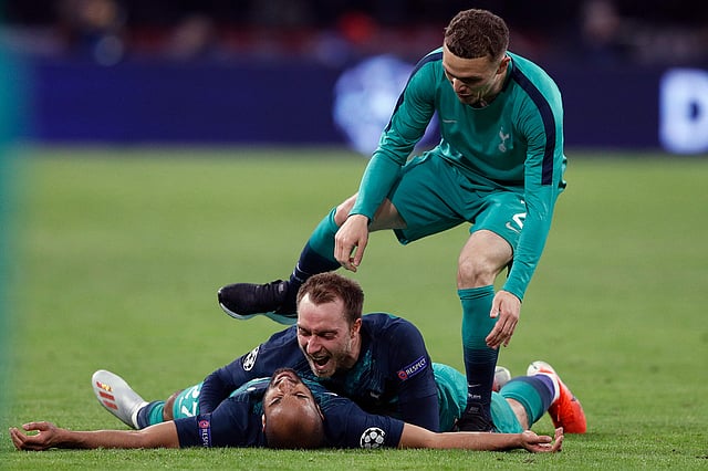 ফাইনালে ওঠার আতিশয্যে মাঠেই শুয়ে পড়েন টটেনহামের খেলোয়াড়রা। ছবি: এএফপি