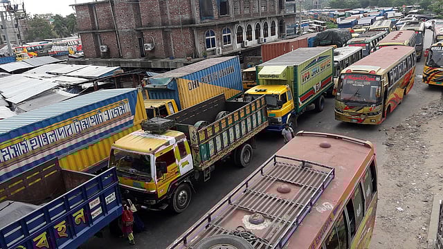 সকাল ১০টার দিকে যানজটে স্থবির ঢাকা-চট্টগ্রাম মহাসড়ক। গৌরীপুর বাসস্ট্যান্ডে, দাউদকান্দি উপজেলা, কুমিল্লা, ৯ মে। ছবি: আবদুর রহমান