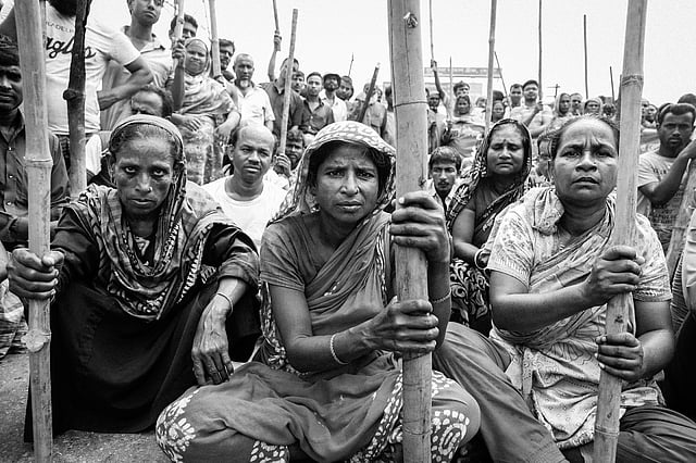 সড়কে অবস্থান নিয়েছেন নারী শ্রমিকেরা।