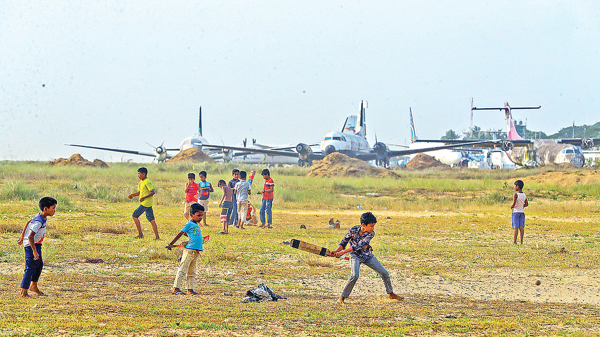কক্সবাজার বিমানবন্দরে সীমানাপ্রাচীর নেই। রানওয়ের পাশেই খেলাধুলা করে এলাকার ছেলেমেয়েরা। ছবি: সাজিদ হোসেন