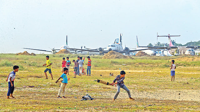 কক্সবাজার বিমানবন্দরে সীমানাপ্রাচীর নেই। রানওয়ের পাশেই খেলাধুলা করে এলাকার ছেলেমেয়েরা।  ছবি: সাজিদ হোসেন