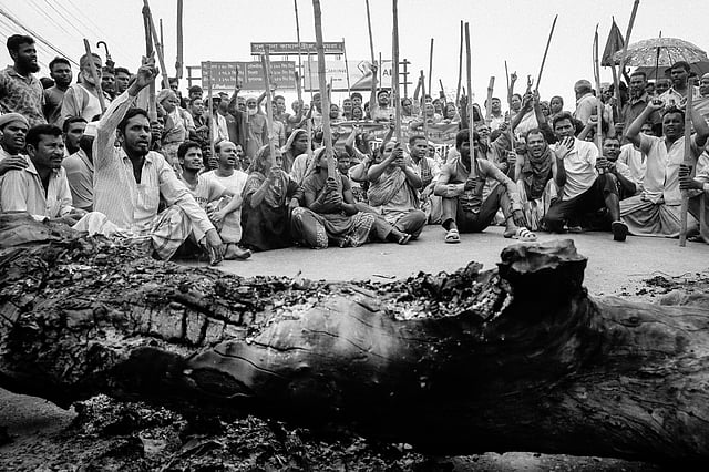 সুলতানা কামাল সেতুর মুখে গাছের গুঁড়ি ফেলে অবস্থান নিয়েছেন শ্রমিকেরা।
