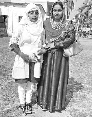 মামির সঙ্গে পরীক্ষাকেন্দ্রে খাদিজা। প্রথম আলো
