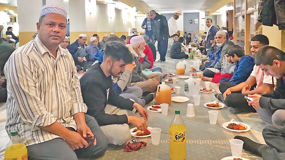 ইয়তার মাহফিলে আটলান্টিক কাউন্টিতে বসবাসরত বপ্রবাসী বাংলাদেশিসহ কমিউনিটির বিশিষ্ট ব্যক্তিরা