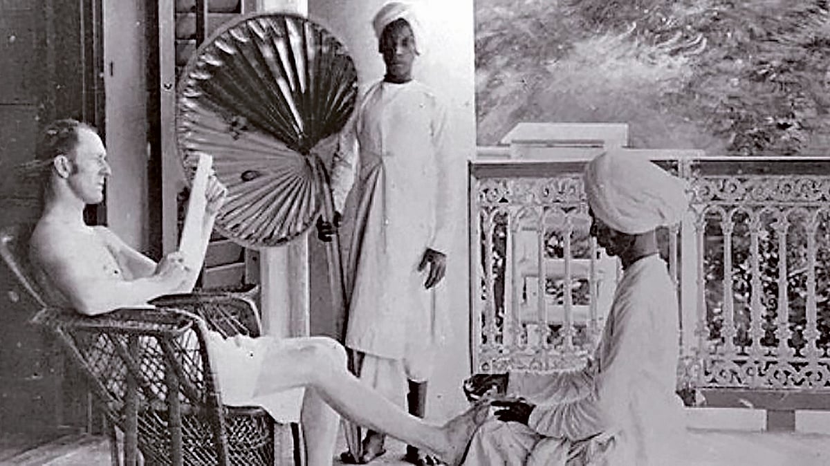 ব্রিটিশ শাসনামলে গ্রীষ্মের দাবদাহ থেকে বাঁচতে ইংরেজরা শরণ নিত হাতপাখার। ছবি: সংগৃহীত