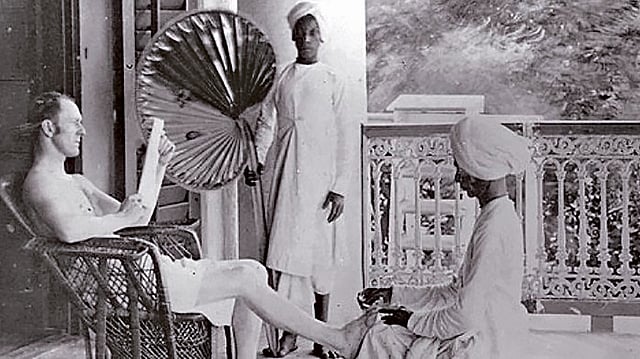 ব্রিটিশ শাসনামলে গ্রীষ্মের দাবদাহ থেকে বাঁচতে ইংরেজরা শরণ নিত হাতপাখার। ছবি: সংগৃহীত