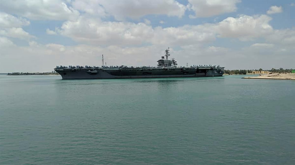 সুয়েজ খালে অবস্থান নেওয়া উড়োজাহাজভর্তি রণতরী ইউএসএস আব্রাহাম লিংকন। ছবি: রয়টার্স