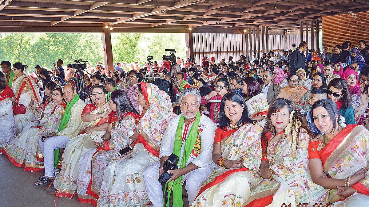 ওয়াশিংটনে পান্তা-ইলিশ উৎসবে দেশীয় পোশাকে প্রবাসী বাংলাদেশিরা