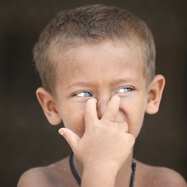 নীলের দুষ্টুমি। গুলিস্তান, ঢাকা, ১০ মে। ছবি: আবদুস সালাম