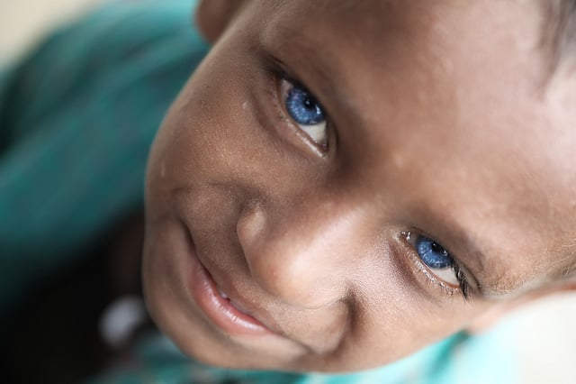 নীলের হাসিমাখা মুখ। গুলিস্তান, ঢাকা, ১০ মে। ছবি: আবদুস সালাম