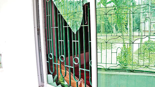 ফরিদপুর সদর উপজেলার কানাইপুরে সা্ংবাদিক প্রবীর সিকদারের ভাই সুবীর সিকদারের বাড়িতে হেলমেট বাহিনী হামলা করেছে। বাড়ির জানালা ভেঙে ফেলা হয়েছে। গতকাল সকালে।  প্রথম আলো