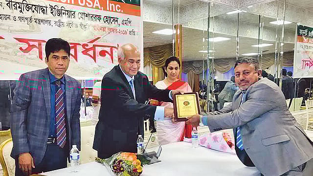 মোশাররফ হোসেনের কাছ থেকে সম্মাননা গ্রহণ করছেন মুক্তিযোদ্ধারা