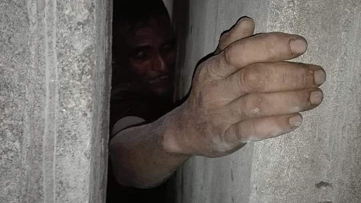 পুলিশের তাড়া খেয়ে পালাতে গিয়ে দুই ভবনের সরু ফাঁকে আটকে পড়েন খোকন। ছবি: সংগৃহীত