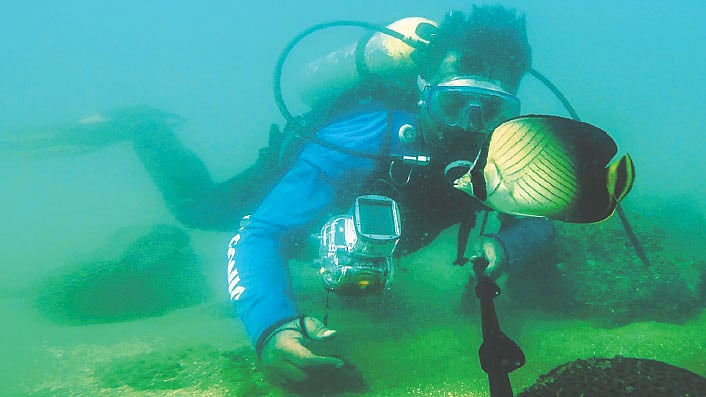 বঙ্গোপসাগরকে আপন করে নিয়েছেন শরীফ সারওয়ার