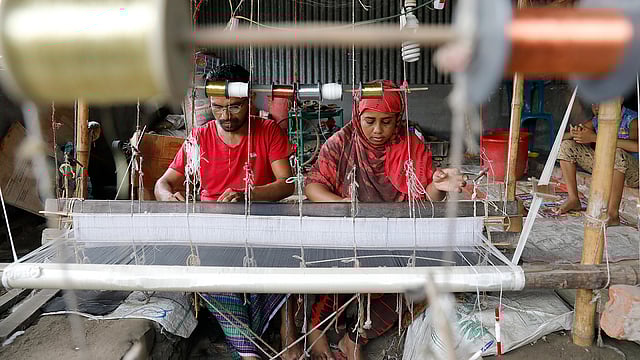 নওয়াপাড়ার স্থায়ী বাসিন্দা বকুল মিয়া ও রুনা বেগম দম্পতি। তাঁরা ছোটবেলা থেকে এই কাজ করে আসছেন।