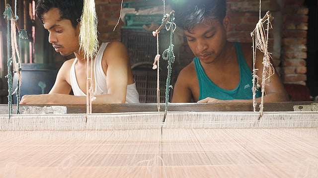 পারিশ্রমিকে কাজ করলে মূল কারিগরের সঙ্গে একজন সহকারী কাজ করেন। তাঁকে ৮০০ থেকে ১০০০ টাকা দিতে হয়। ফলে, মূল কারিগর দুই হাজার টাকার বেশি মজুরি পান না।