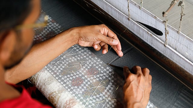 বকুল মিয়া বুনছেন সুরমাদানি নকশা, যার বাজারমূল্য হবে ৩৫ হাজার টাকা।