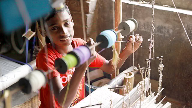 একটি শাড়ি তৈরি করতে দুজন কারিগরের এক সপ্তাহ থেকে প্রকারভেদে এক-দুই মাস পর্যন্ত সময় লাগে।