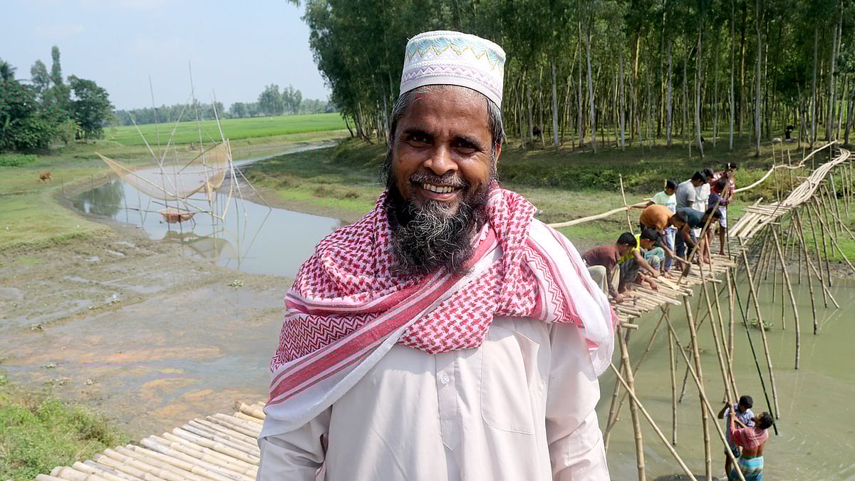 বগুড়ার গাবতলী উপজেলার টিওরপাড়া-সরধনকুটি গ্রামের গজারিয়া খালের ওপর নিজ হাতে গড়া সেতুর সামনে জাহিদুল ইসলাম