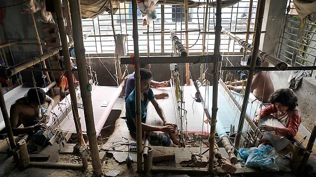 তাই সময়মতো চাহিদা অনুযায়ী জোগান দিতে দিন-রাত ব্যস্ত সময় কাটাচ্ছেন কারিগরেরা।