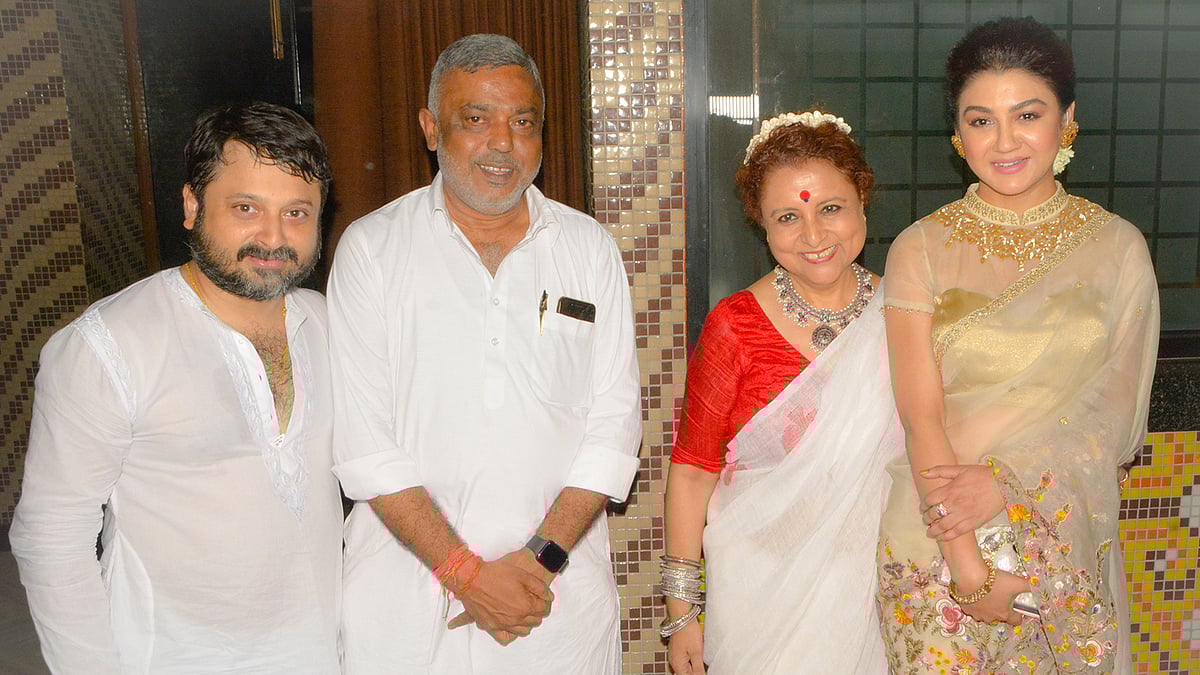 ‘কণ্ঠ’ ছবির দুই পরিচালক আর প্রযোজকের সঙ্গে জয়া আহসান। ছবি: ভাস্কর মুখার্জি