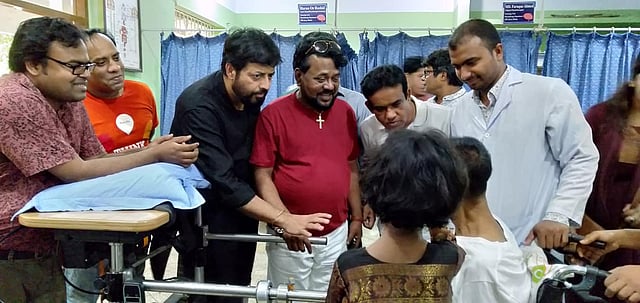 সিআরপিতে আলাউদ্দীন আলীকে দেখতে যান ওমর সানী ও এন্ড্রু কিশোর। এ সময় আরও অনেকে উপস্থিত ছিলেন