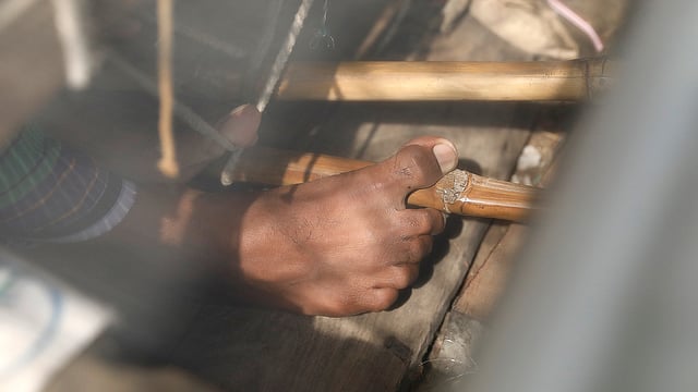 বংশপরম্পরায় জামদানিপল্লিতে কাজ করে যাচ্ছেন কয়েক হাজার কারিগর।