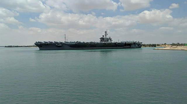 সুয়েজ খালে অবস্থান নিয়েছে মার্কিন রণতরী ইউএসএস আব্রাহাম লিংকন। ছবি: রয়টার্স