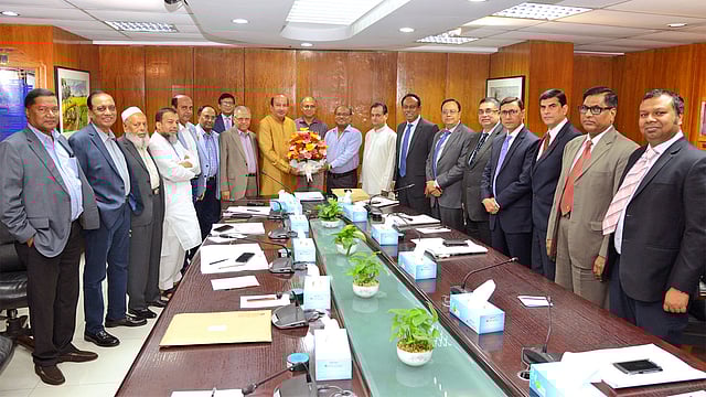 মার্কেন্টাইল ব্যাংক লিমিটেডের অডিট কমিটির চেয়ারম্যান ও স্বতন্ত্র পরিচালক ড. মাহমুদ ওসমান ইমামকে বিদায় সংবর্ধনা দিয়েছে ব্যাংকটির পরিচালনা পর্ষদ ও ব্যবস্থাপনা কর্তৃপক্ষ। ছবি: সংগৃহীত