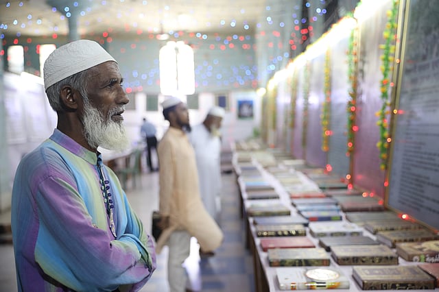 প্রদর্শনী ঘুরে দেখছেন মুসল্লিরা।