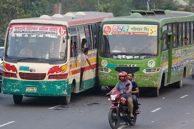 বাসচালক ও তাঁদের সহকারীরা দৃষ্টিশক্তির সমস্যায় ভোগার কারণে বাড়ছে সড়ক দুর্ঘটনা। প্রথম আলো ফাইল ছবি