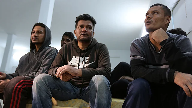 নৌকাডুবির ঘটনায় বেঁচে যাওয়া কয়েকজন। তিউনিসিয়ার একটি আশ্রয়শিবিরে। ১১ মে, তিউনিসিয়া। ছবি: এএফপি