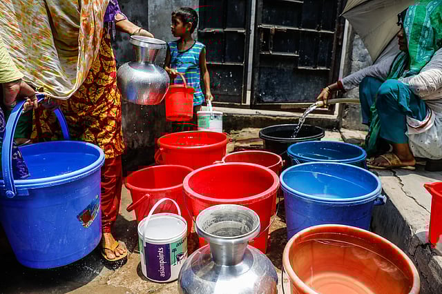 সেসব বাসাবাড়িতে কলসি, বালতি নিয়ে লাইন ধরে পানি সংগ্রহ করেন বাসিন্দারা।