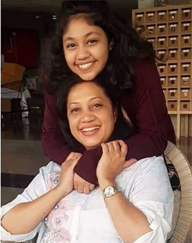 ফারহানা নাজনীন ও তাঁর ১৬ বছর বয়সী মেয়ে উম্মে ফাতিমা বিনতে মো. কাজিম। ছবি: সংগৃহীত