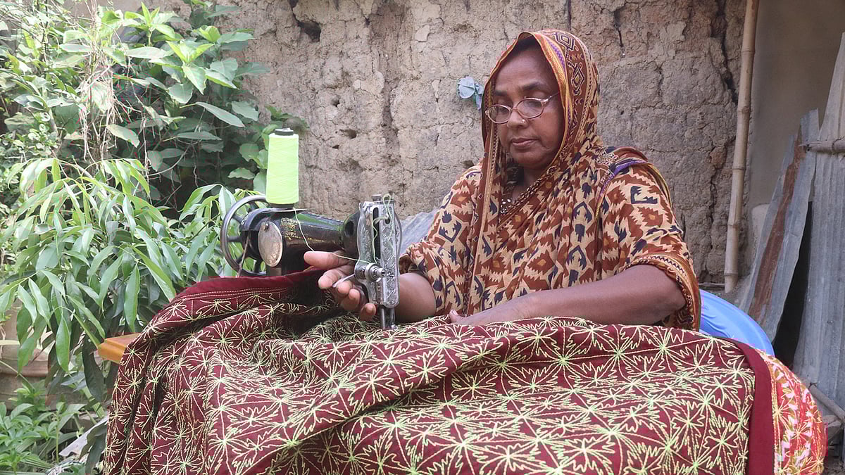 ব্যস্ত থাকতে প্রায়ই নকশি কাঁথা সেলাই করতে বসেন মেহেরুন্নেসা। ছবি: শহীদুল ইসলাম