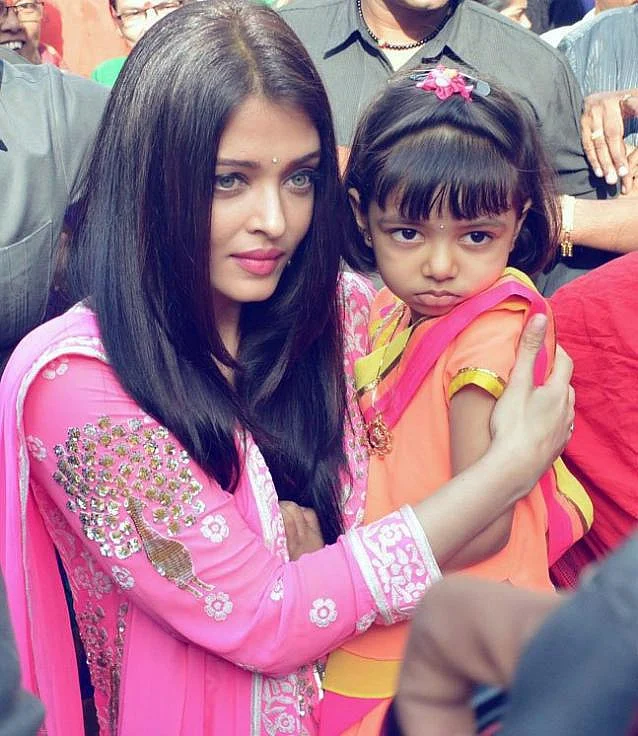 আরাধ্যকে নিয়ে নিজস্ব জগৎ গড়ে তোলেন ঐশ্বরিয়া রাই বচ্চন