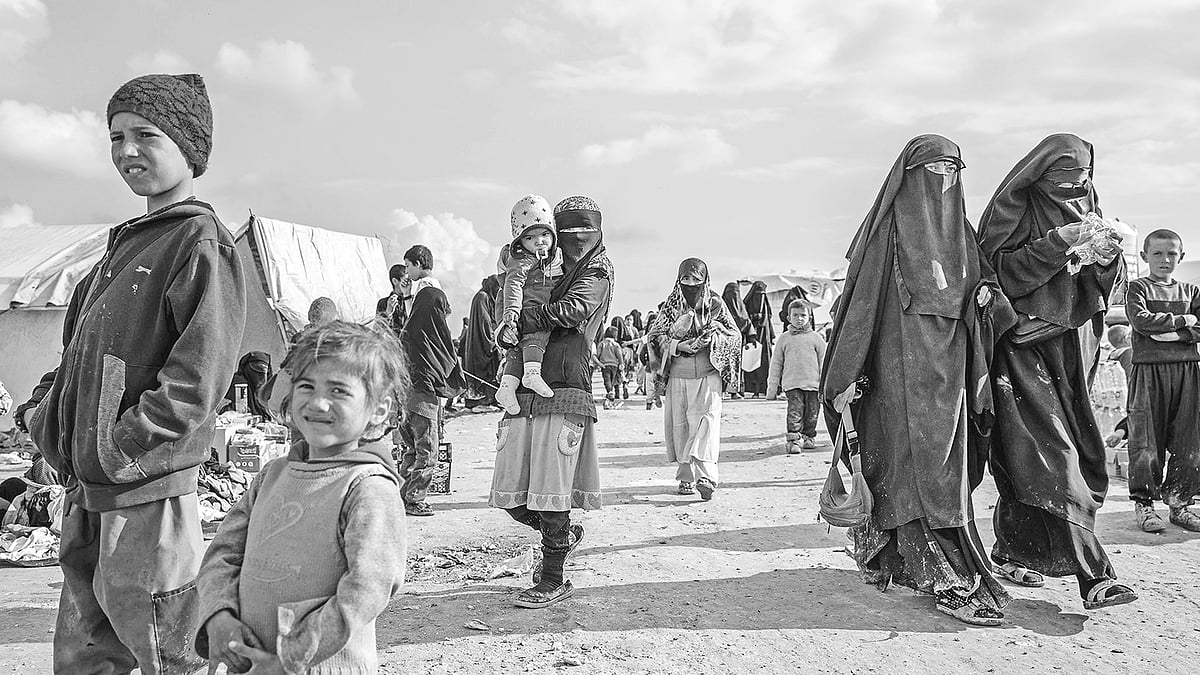 সিরিয়ায় আটকা পড়েছে আইএস যোদ্ধাদের স্ত্রী ও সন্তানেরা