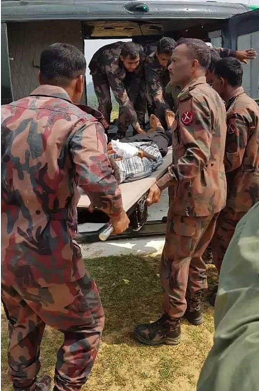 রাঙামাটির বাঘাইছড়ি উপজেলার সাজেকের দুর্গম ব্যাটলিংয়ে ভালুকের আক্রমণের শিকার পন বিকাশ ত্রিপুরাকে বিজিবির হেলিকপ্টারে তোলা হচ্ছে। ছবি: সংগৃহীত
