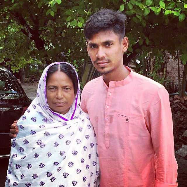 মায়ের সঙ্গে মোস্তাফিজুর রহমান। ছবি : টুইটার