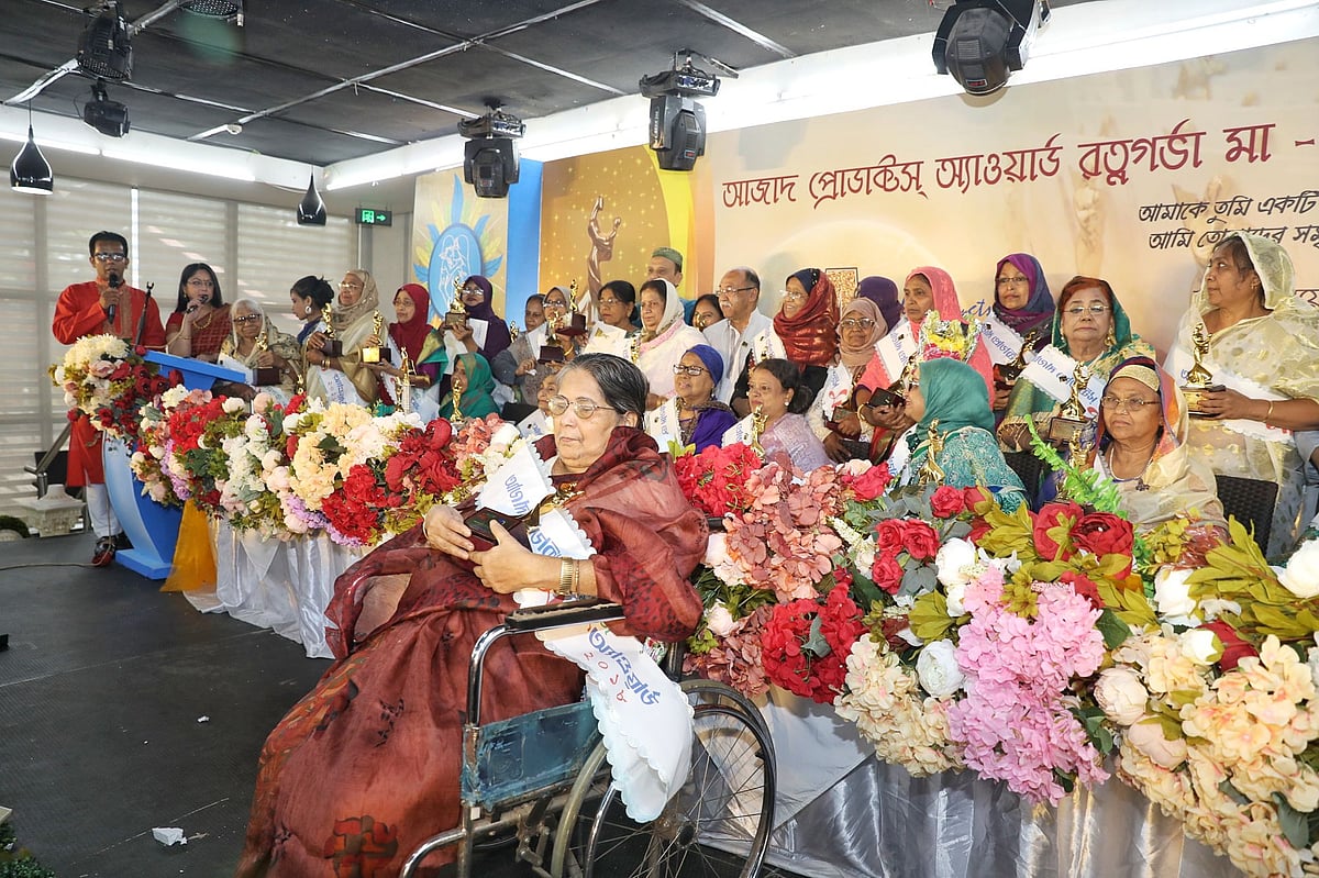 কৃতী সন্তানের মায়েদের সম্মাননা দেওয়া হয়। ঢাকা, ১২ মে। ছবি: সাইফুল ইসলাম