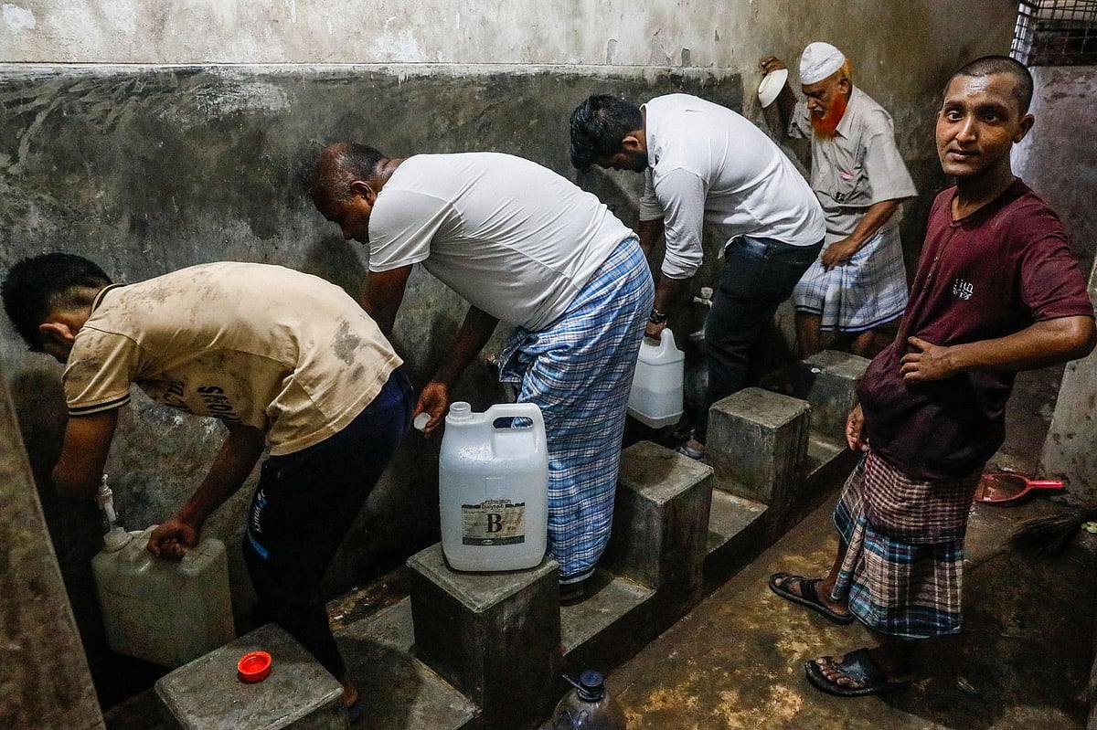 উলন রোডের জামিয়া কারীমিয়া আরাবিয়া মাদ্রাসা থেকে পানি সংগ্রহ করছেন অনেকে।