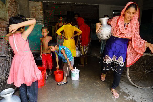 আবার মক্কি মসজিদ গলির বিভিন্ন বাড়িওয়ালা তাঁদের মোটরে পানি এলে সবাইকে দেন