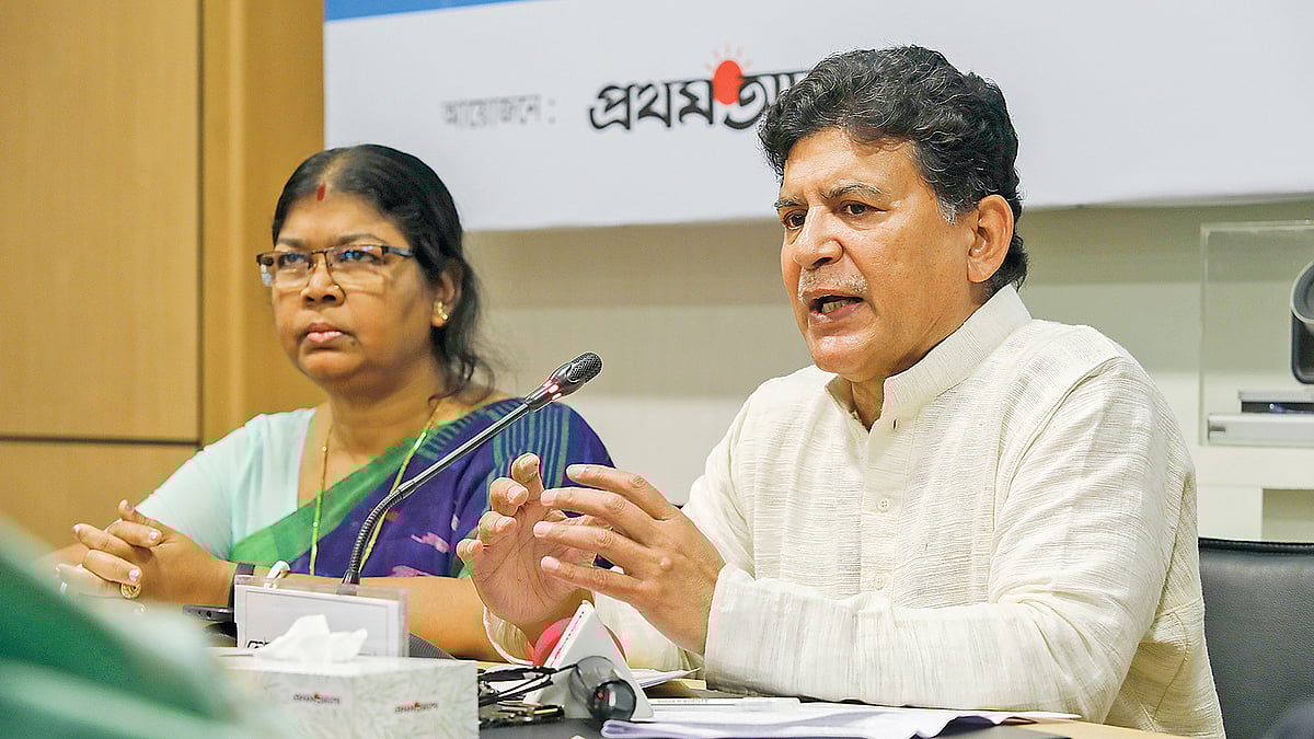 গোলটেবিল বৈঠকে বক্তব্য দেন হোসেন জিল্লুর রহমান। পাশে তন্দ্রা শিকদার। গতকাল কারওয়ান বাজার সিএ ভবনে।  ছবি: প্রথম আলো