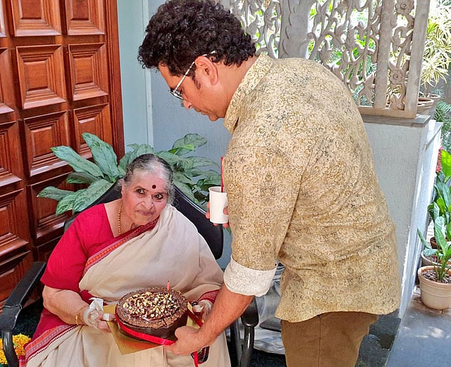 মা কে শ্রদ্ধা শচীনের। ছবি : টুইটার