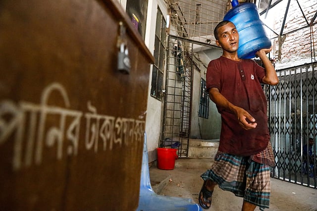 মাদ্রাসার নিজস্ব পাম্পের মাধ্যমে মাটির গভীর অংশের পানি আসে এখানে। তাই এই স্বচ্ছ ও সুস্বাদু পানির চাহিদা অনেক।